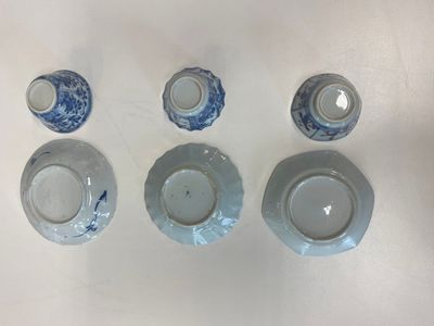 Negen Chinese blauw-witte, famille rose en Imari-stijl koppen en schotels, Kangxi/Qianlong — foto 13