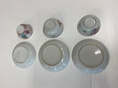 Negen Chinese blauw-witte, famille rose en Imari-stijl koppen en schotels, Kangxi/Qianlong — foto 8