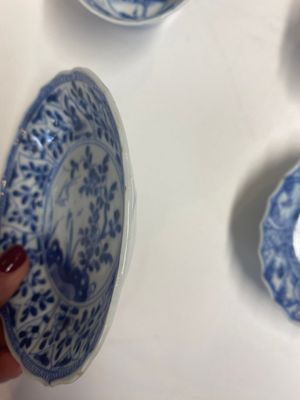 Negen Chinese blauw-witte, famille rose en Imari-stijl koppen en schotels, Kangxi/Qianlong — foto 10
