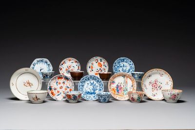 Negen Chinese blauw-witte, famille rose en Imari-stijl koppen en schotels, Kangxi/Qianlong