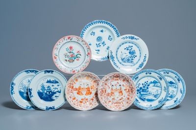 Negen Chinese blauw-witte, ijzerrode en vergulde en famille rose borden, Kangxi/Qianlong