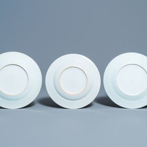 Negen Chinese blauw-witte, ijzerrode en vergulde en famille rose borden, Kangxi/Qianlong — foto 5