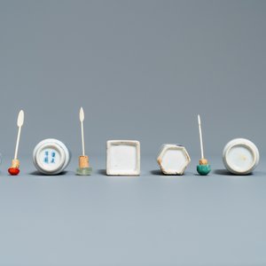 Negen Chinese blauw-witte snuifflessen, 19/20e eeuw — foto 7