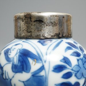 Negen Chinese blauw-witte vazen met zilveren monturen, Kangxi — foto 14