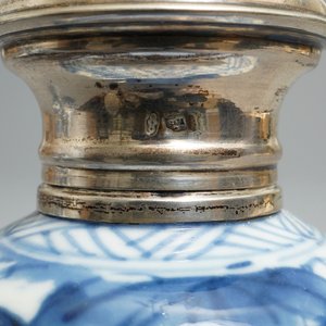 Negen Chinese blauw-witte vazen met zilveren monturen, Kangxi — foto 15