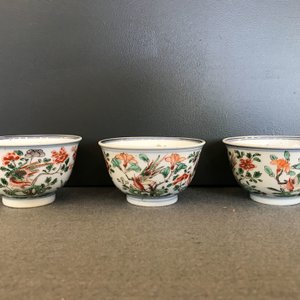 Negen Chinese famille verte koppen en schotels met vogels bij bloesems, Kangxi — foto 15