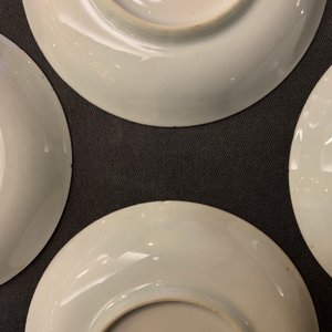 Negen Chinese ijzerrode en vergulde koppen en acht schotels, Kangxi — foto 4