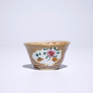 Negen Chinese koppen en schotels met famille rose decor op capucijn bruine fond, Qianlong — foto 7
