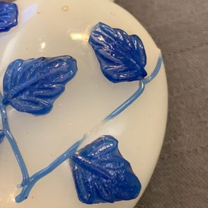 Negen Chinese snuifflessen in meerlagig blauw en wit of transparant glas, 19/20e eeuw — foto 16
