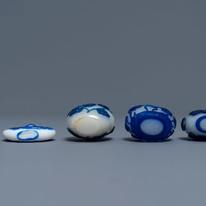 Negen Chinese snuifflessen in meerlagig blauw en wit of transparant glas, 19/20e eeuw — foto 5