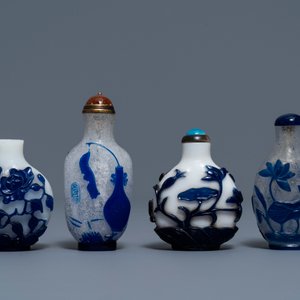 Negen Chinese snuifflessen in meerlagig blauw en wit of transparant glas, 19/20e eeuw — foto 7