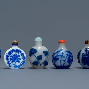 Negen Chinese snuifflessen in meerlagig blauw en wit of transparant glas, 19/20e eeuw — foto 3