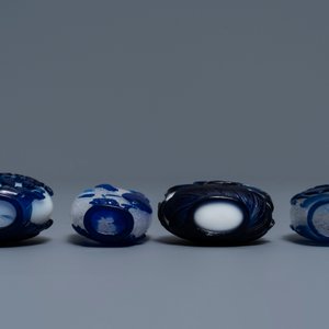 Negen Chinese snuifflessen in meerlagig blauw en wit of transparant glas, 19/20e eeuw — foto 9