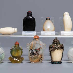 Negen diverse Chinese snuifflessen in jade, hardsteen en glas, 19/20e eeuw — foto 3