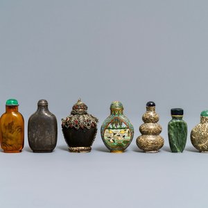 Negen diverse Chinese snuifflessen in steen, zilver en glas, 19/20e eeuw — foto 1