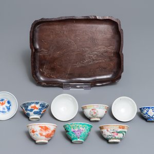 Negen diverse Chinese wijnkoppen op een gegraveerde houten plateau, 19/20e eeuw — foto 2