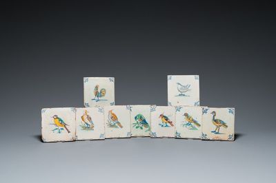 Negen polychrome Delftse tegels met vogels, 17e eeuw
