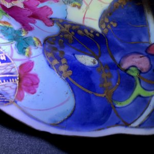 Negen stukken Chinees famille rose porselein met 'Tabaksbladeren' decor, Qianlong — foto 34