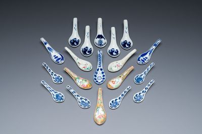 Negentien Chinese blauw-witte en famille rose lepels, 19e eeuw