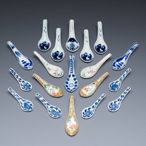 Negentien Chinese blauw-witte en famille rose lepels, 19e eeuw — foto 1