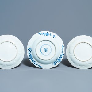 Neuf assiettes en porcelaine de Chine en bleu et blanc, famille rose et rouge de fer, Kangxi/Qianlong — photo 3