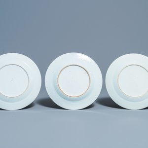 Neuf assiettes en porcelaine de Chine en bleu et blanc, famille rose et rouge de fer, Kangxi/Qianlong — photo 7