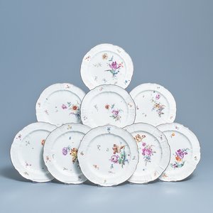 Neuf assiettes en porcelaine polychrome de Höchst à décor de fleurs, Allemagne, 18ème — photo 1