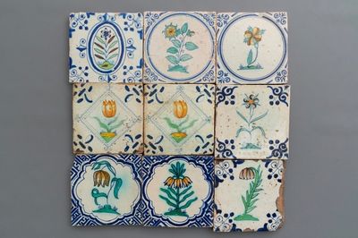 Neuf carreaux en faïence de Delft polychrome aux décors floraux, 17ème