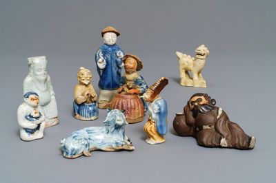Neuf figures en biscuit émaillé bleu et blanc, Chine, Qianlong