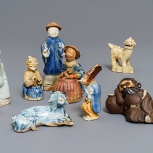 Neuf figures en biscuit émaillé bleu et blanc, Chine, Qianlong — photo 1
