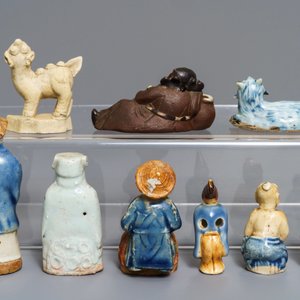 Neuf figures en biscuit émaillé bleu et blanc, Chine, Qianlong — photo 3