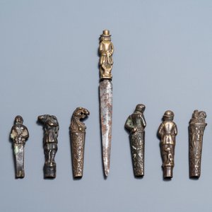 Neuf manches de couteau en bronze et laiton dont une avec son couteau, 16/18ème — photo 3