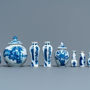 Neuf petits vases en porcelaine de Chine bleu et blanc à décor de longues dames, Kangxi — photo 3