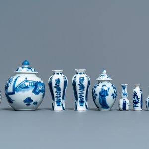 Neuf petits vases en porcelaine de Chine bleu et blanc à décor de longues dames, Kangxi — photo 4