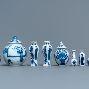Neuf petits vases en porcelaine de Chine bleu et blanc à décor de longues dames, Kangxi — photo 5