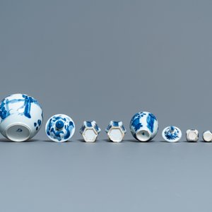 Neuf petits vases en porcelaine de Chine bleu et blanc à décor de longues dames, Kangxi — photo 6