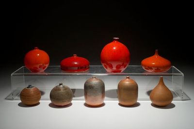 Neuf petits vases modernistes aux émaux rouges et bruns, Perignem et Amphora, 2ème moitié du 20ème