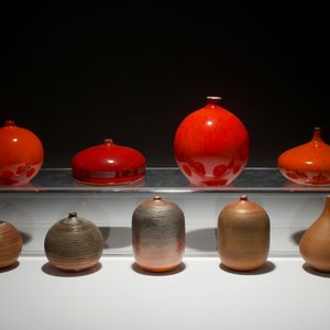 Neuf petits vases modernistes aux émaux rouges et bruns, Perignem et Amphora, 2ème moitié du 20ème — photo 1