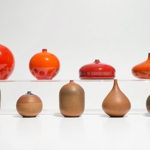 Neuf petits vases modernistes aux émaux rouges et bruns, Perignem et Amphora, 2ème moitié du 20ème — photo 2