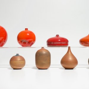 Neuf petits vases modernistes aux émaux rouges et bruns, Perignem et Amphora, 2ème moitié du 20ème — photo 5
