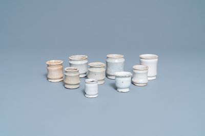 Neuf pots à onguent de type albarello en faïence blanche de Delft, 17/18ème
