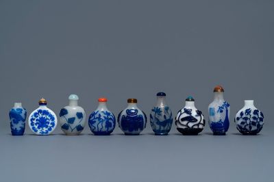 Neuf tabatières en verre bleu overlay sur fond bullé et transparent, Chine, 18/20ème