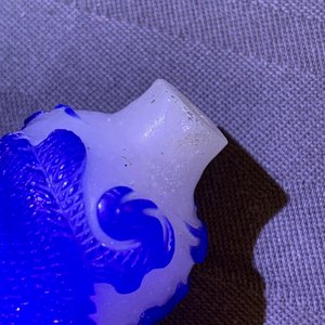 Neuf tabatières en verre bleu overlay sur fond bullé et transparent, Chine, 18/20ème — photo 12