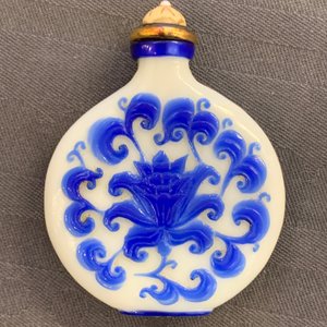 Neuf tabatières en verre bleu overlay sur fond bullé et transparent, Chine, 18/20ème — photo 15