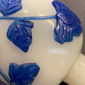 Neuf tabatières en verre bleu overlay sur fond bullé et transparent, Chine, 18/20ème — photo 17