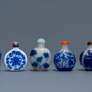 Neuf tabatières en verre bleu overlay sur fond bullé et transparent, Chine, 18/20ème — photo 2