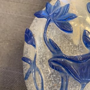 Neuf tabatières en verre bleu overlay sur fond bullé et transparent, Chine, 18/20ème — photo 24