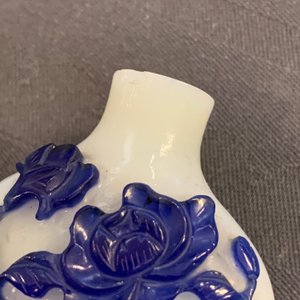 Neuf tabatières en verre bleu overlay sur fond bullé et transparent, Chine, 18/20ème — photo 28