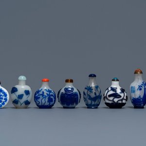 Neuf tabatières en verre bleu overlay sur fond bullé et transparent, Chine, 18/20ème — photo 1