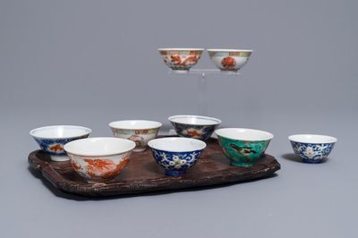 Neuf tasses à vin en porcelaine de Chine sur plateau en bois gravé, 19/20ème